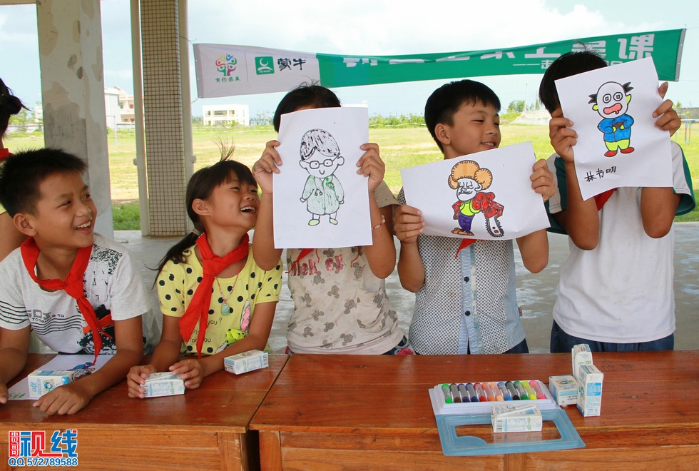 蒙牛“我回老家上堂课”公益行  走进文昌翁田镇明月小学。（周宗贵 摄） (60).jpg
