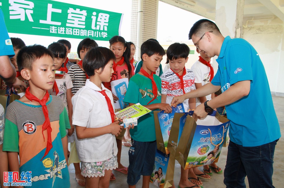 蒙牛“我回老家上堂课”公益行  走进文昌翁田镇明月小学。（周宗贵 摄） (63).jpg
