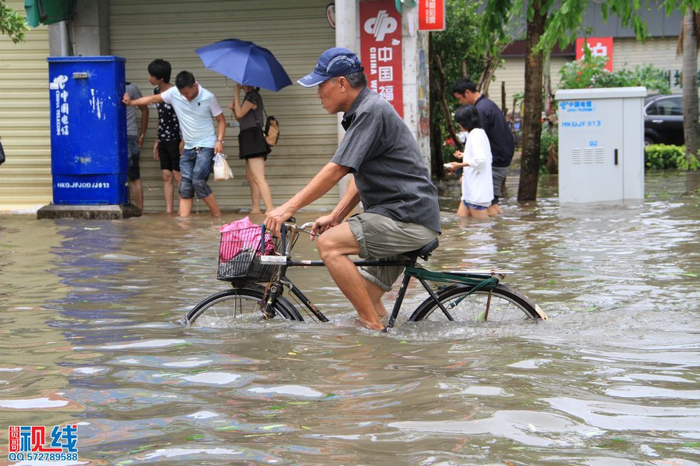 贵哥摄击：“海鸥”殴打海南，椰城变成水城。（周宗贵 摄） (39).jpg