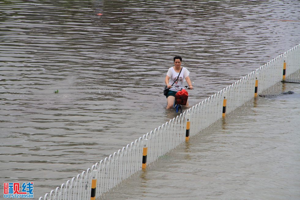 贵哥摄击：“海鸥”殴打海南，椰城变成水城。（周宗贵 摄） (49).jpg