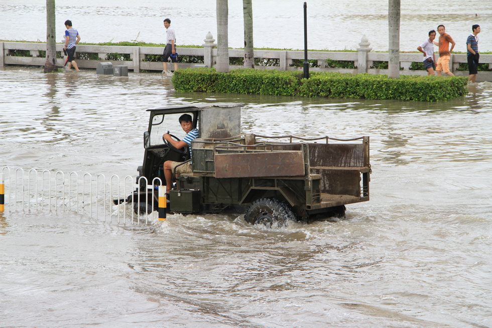 贵哥摄击：“海鸥”殴打海南，椰城变成水城。（周宗贵 摄） (56).jpg