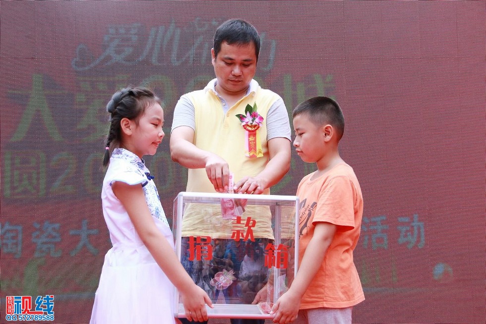 冠珠陶瓷“冠爱行动美丽童行”海口站爱心助学活动现场实况。（周宗贵 摄） (32).jpg
