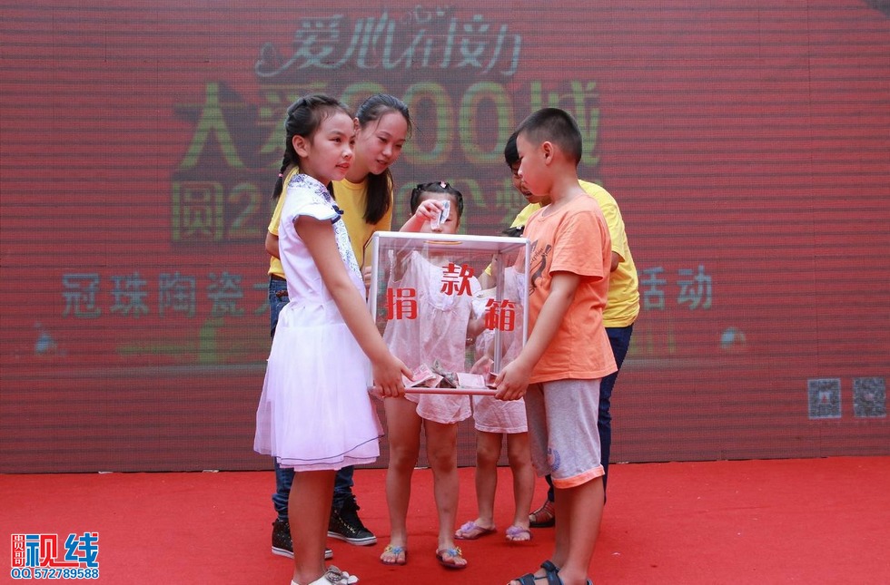 冠珠陶瓷“冠爱行动美丽童行”海口站爱心助学活动现场实况。（周宗贵 摄） (34).jpg