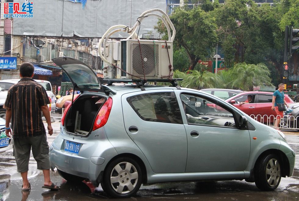 轿车违规当“货车”   如此拉货有危险 （周宗贵 摄） (2).jpg