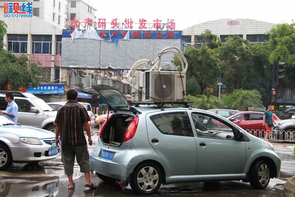 轿车违规当“货车”   如此拉货有危险 （周宗贵 摄） (1).jpg