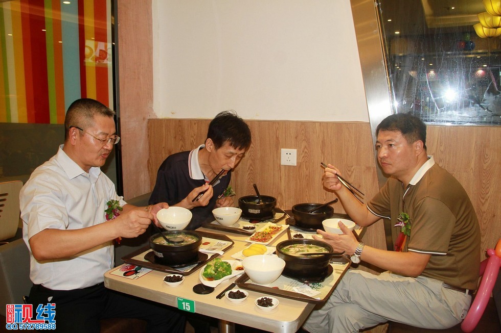 蒙自源过桥米线海口南亚店盛大开业实况。（周宗贵 摄） (32).jpg