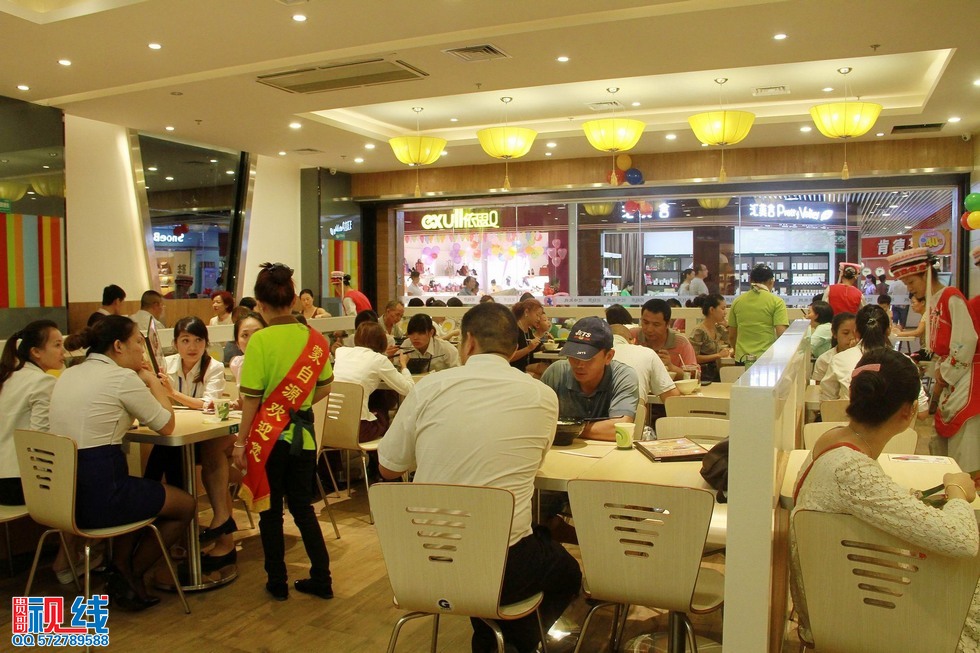 蒙自源过桥米线海口南亚店盛大开业实况。（周宗贵 摄） (33).jpg