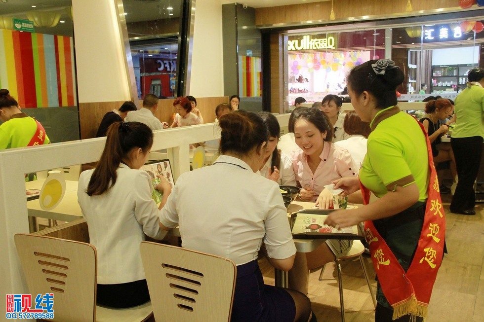 蒙自源过桥米线海口南亚店盛大开业实况。（周宗贵 摄） (35).jpg