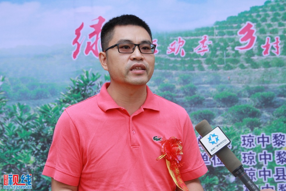 琼中县副县长冷毅在琼中绿橙开摘仪式上接受媒体采访。（周宗贵 摄）.jpg