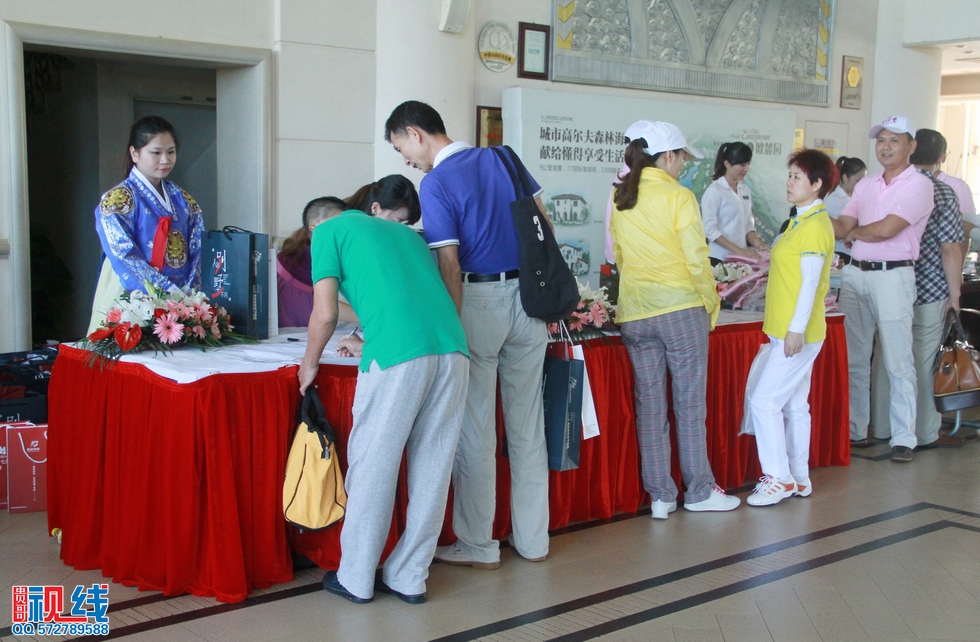 2014年海南大学EMBA总裁班高尔夫“七班杯”邀请赛实况。（周宗贵 摄） (11).jpg