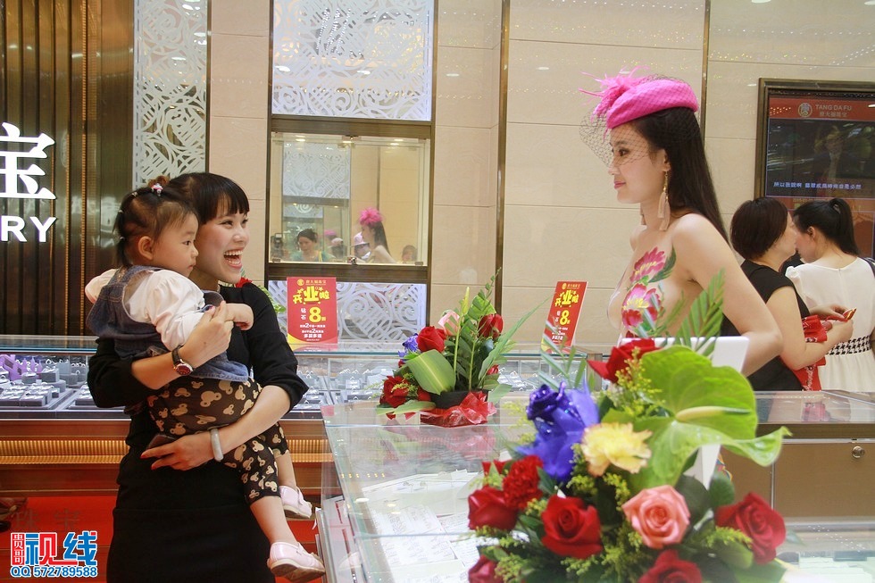美女人体艺术亮相海口   市民蜂拥进店大饱眼神（周宗贵 摄） (33).jpg