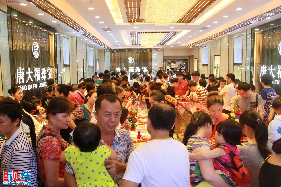 美女人体艺术亮相海口   市民蜂拥进店大饱眼神（周宗贵 摄） (3).jpg