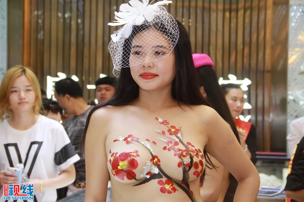 美女人体艺术亮相海口   市民蜂拥进店大饱眼神（周宗贵 摄） (6).jpg