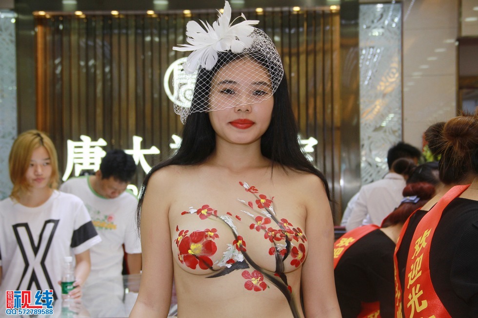 美女人体艺术亮相海口   市民蜂拥进店大饱眼神（周宗贵 摄） (8).jpg