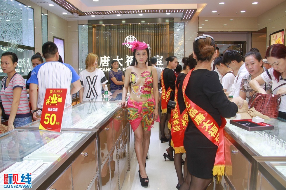 美女人体艺术亮相海口   市民蜂拥进店大饱眼神（周宗贵 摄） (9).jpg