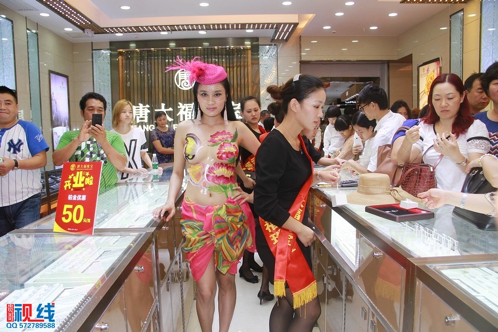 美女人体艺术亮相海口   市民蜂拥进店大饱眼神（周宗贵 摄） (12).jpg