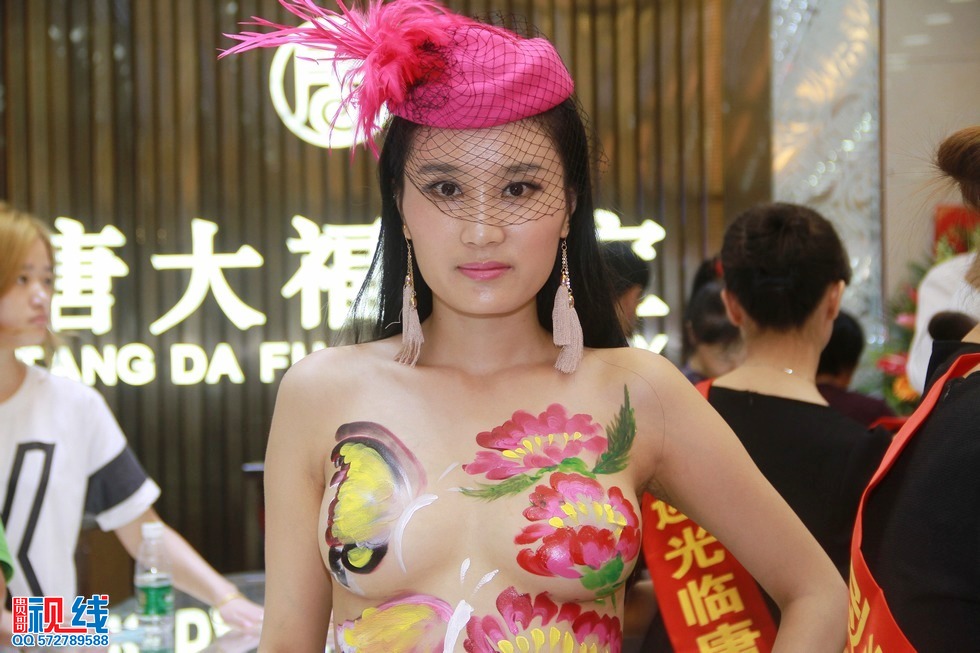 美女人体艺术亮相海口   市民蜂拥进店大饱眼神（周宗贵 摄） (13).jpg