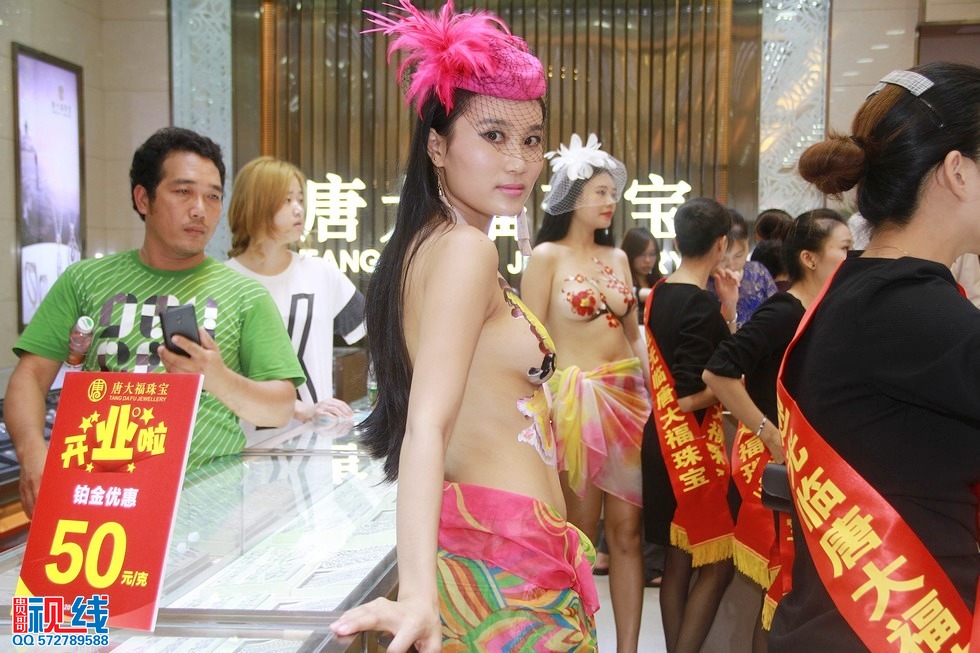 美女人体艺术亮相海口   市民蜂拥进店大饱眼神（周宗贵 摄） (14).jpg