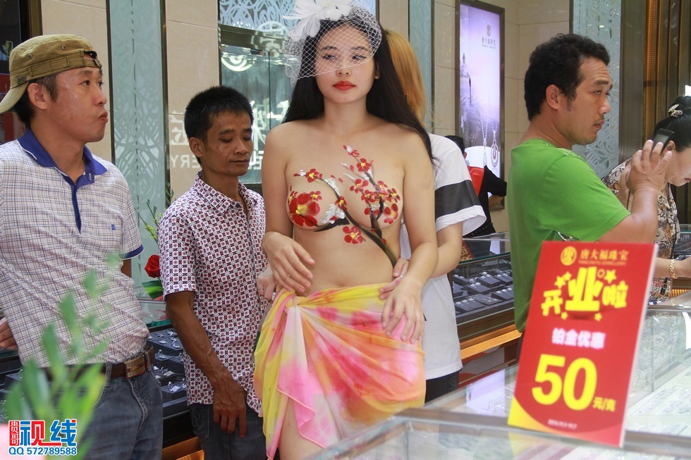 美女人体艺术亮相海口   市民蜂拥进店大饱眼神（周宗贵 摄） (15).jpg