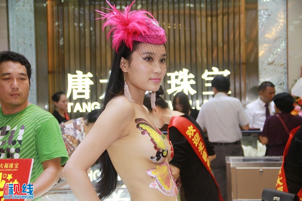 美女人体艺术亮相海口   市民蜂拥进店大饱眼神（周宗贵 摄） (16).jpg