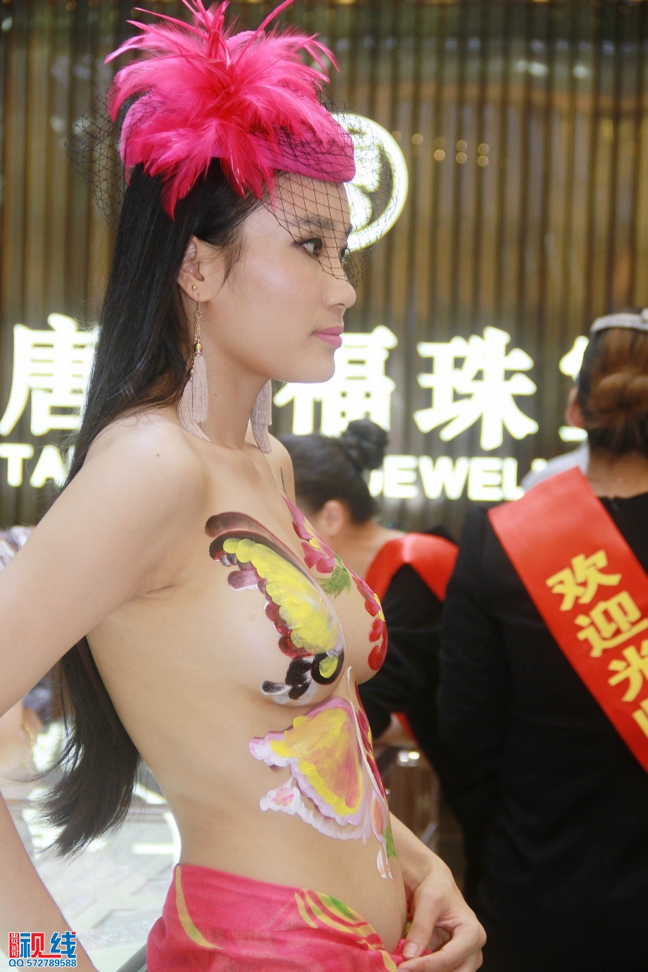 美女人体艺术亮相海口   市民蜂拥进店大饱眼神（周宗贵 摄） (17).jpg