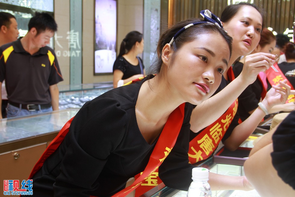 美女人体艺术亮相海口   市民蜂拥进店大饱眼神（周宗贵 摄） (19).jpg
