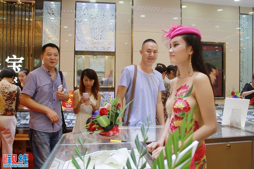 美女人体艺术亮相海口   市民蜂拥进店大饱眼神（周宗贵 摄） (23).jpg