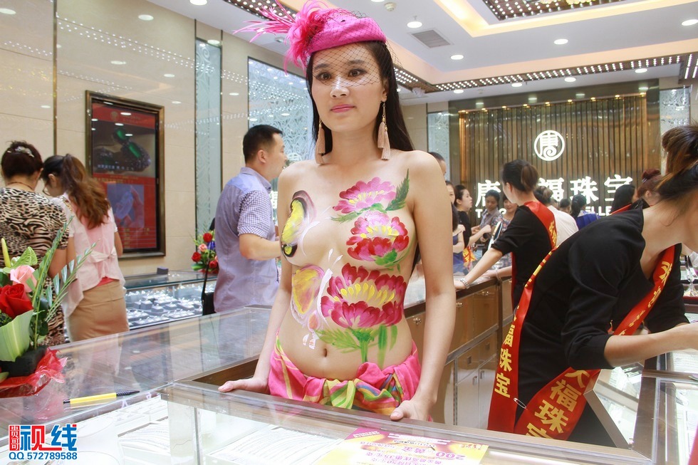 美女人体艺术亮相海口   市民蜂拥进店大饱眼神（周宗贵 摄） (25).jpg