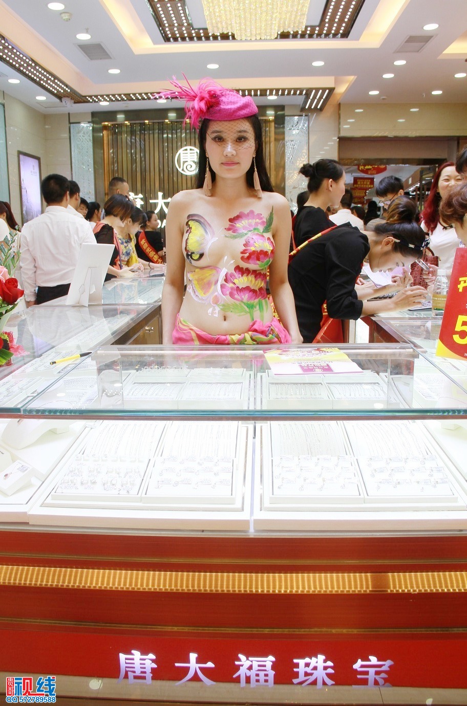 美女人体艺术亮相海口   市民蜂拥进店大饱眼神（周宗贵 摄） (26).jpg