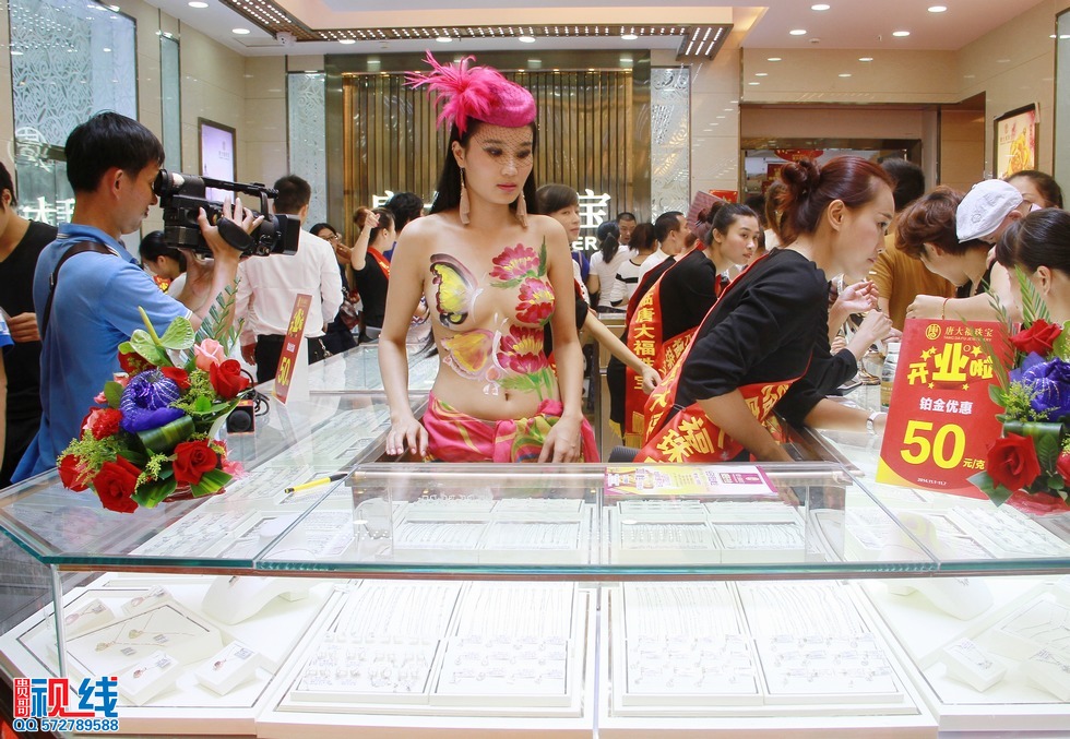 美女人体艺术亮相海口   市民蜂拥进店大饱眼神（周宗贵 摄） (28).jpg