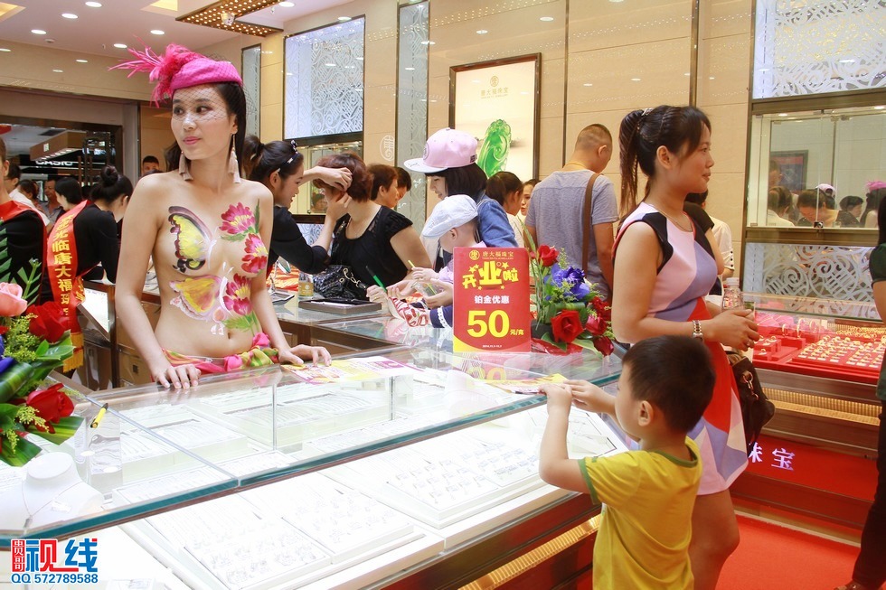 美女人体艺术亮相海口   市民蜂拥进店大饱眼神（周宗贵 摄） (30).jpg