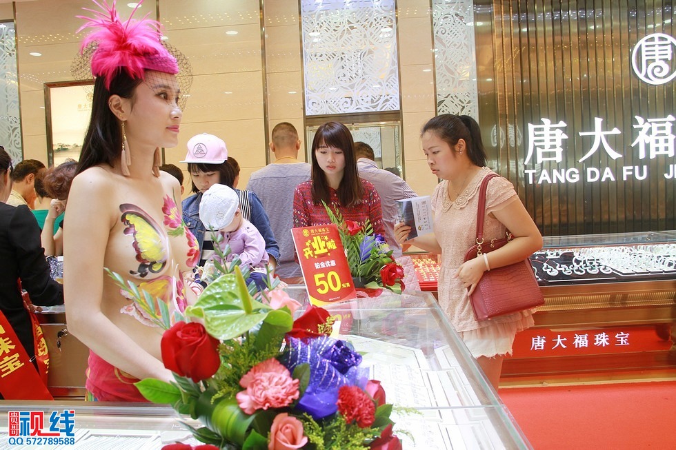 美女人体艺术亮相海口   市民蜂拥进店大饱眼神（周宗贵 摄） (31).jpg