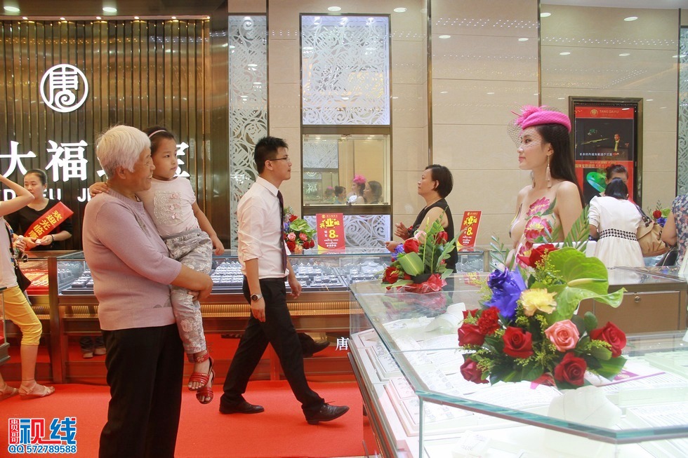 美女人体艺术亮相海口   市民蜂拥进店大饱眼神（周宗贵 摄） (32).jpg