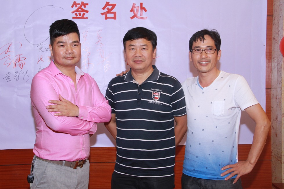 吴礼奋、郑文（校长）、吴忠林合影（周宗贵 摄） .jpg