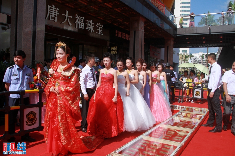 百万新娘亮相唐大福珠宝  市民直呼如此“多金”（周宗贵 摄） (1).jpg