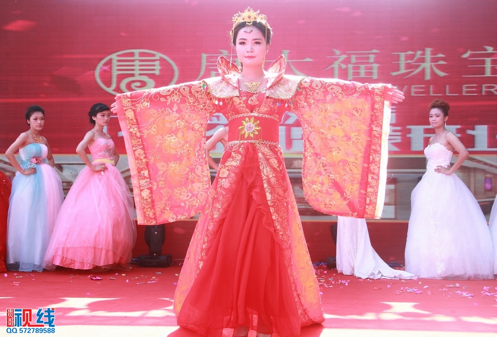 百万新娘亮相唐大福珠宝  市民直呼如此“多金”（周宗贵 摄） (2).jpg