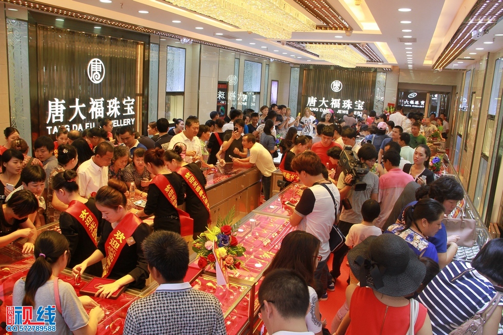 百万新娘亮相唐大福珠宝  市民直呼如此“多金”（周宗贵 摄） (5).jpg