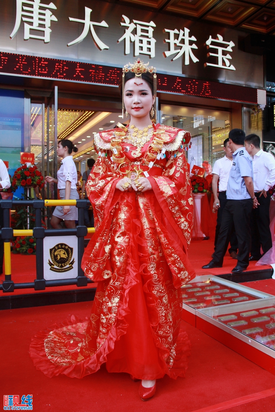 百万新娘亮相唐大福珠宝  市民直呼如此“多金”（周宗贵 摄） (8).jpg