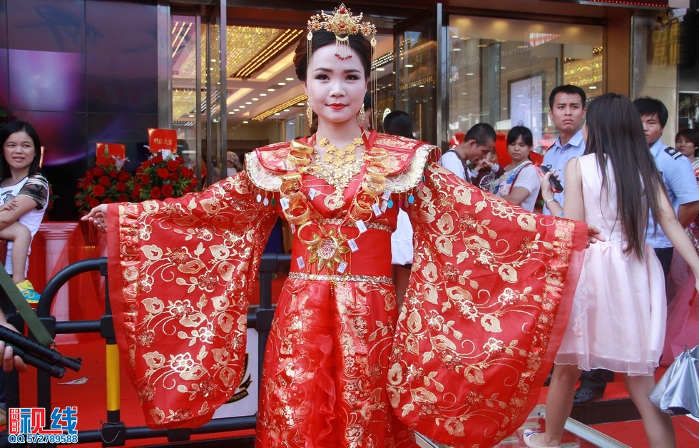 百万新娘亮相唐大福珠宝  市民直呼如此“多金”（周宗贵 摄） (13).jpg