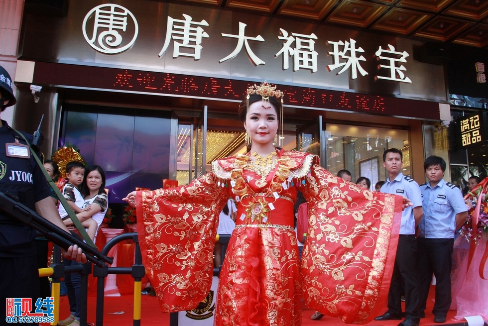 百万新娘亮相唐大福珠宝  市民直呼如此“多金”（周宗贵 摄） (14).jpg