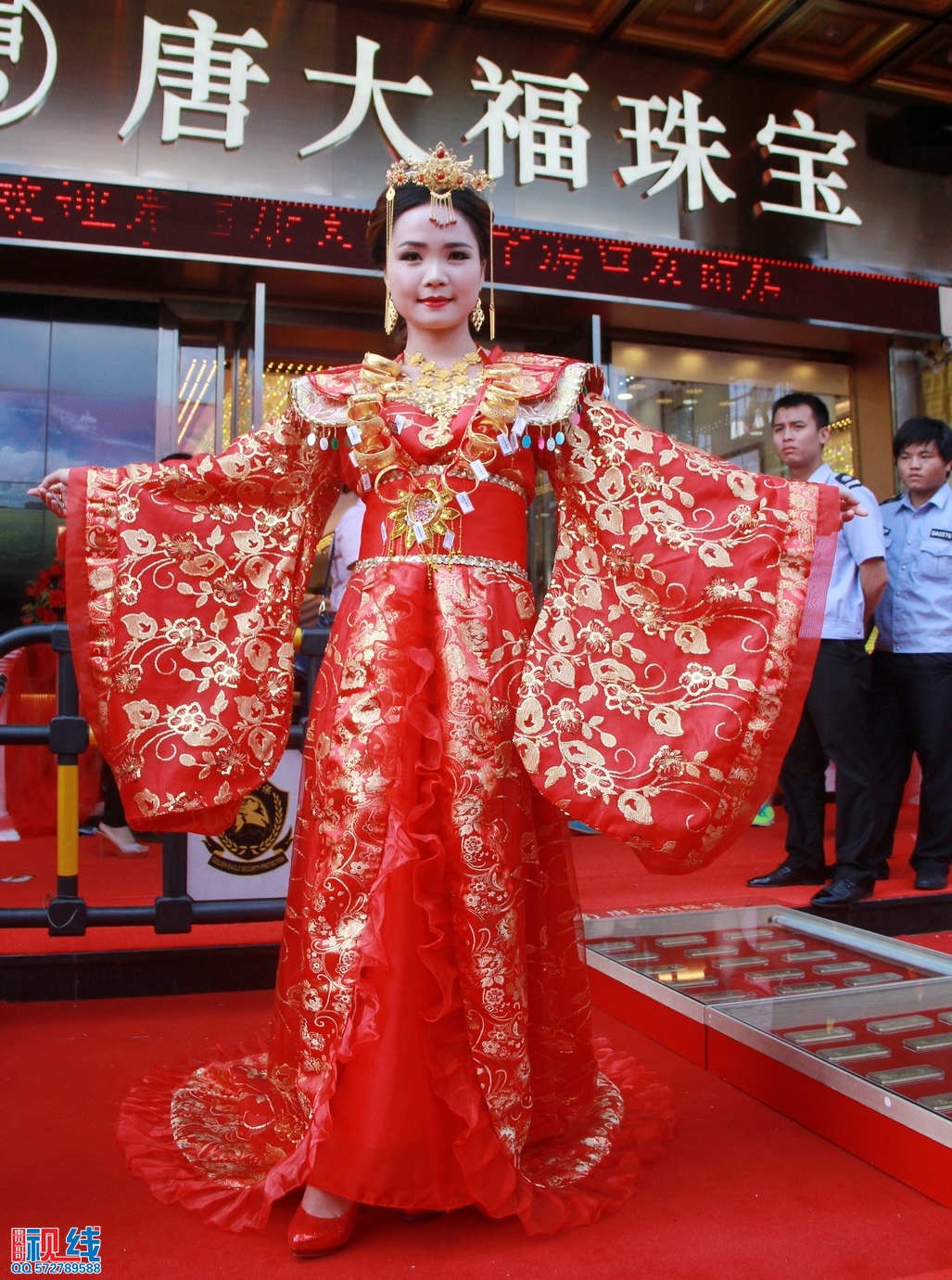 百万新娘亮相唐大福珠宝  市民直呼如此“多金”（周宗贵 摄） (15).jpg