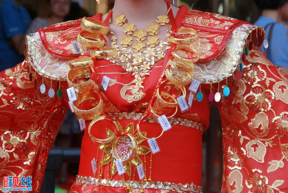 百万新娘亮相唐大福珠宝  市民直呼如此“多金”（周宗贵 摄） (18).jpg