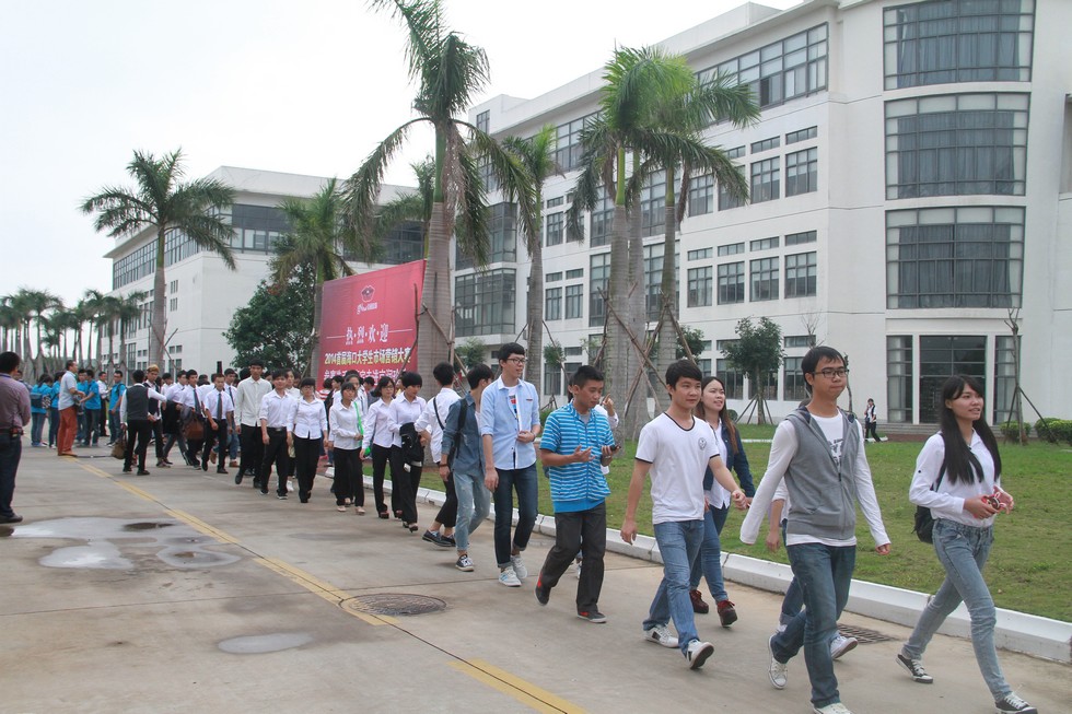 首届大学生市场营销大赛百强选手走进京润珍珠。（周宗贵 摄） (2).jpg