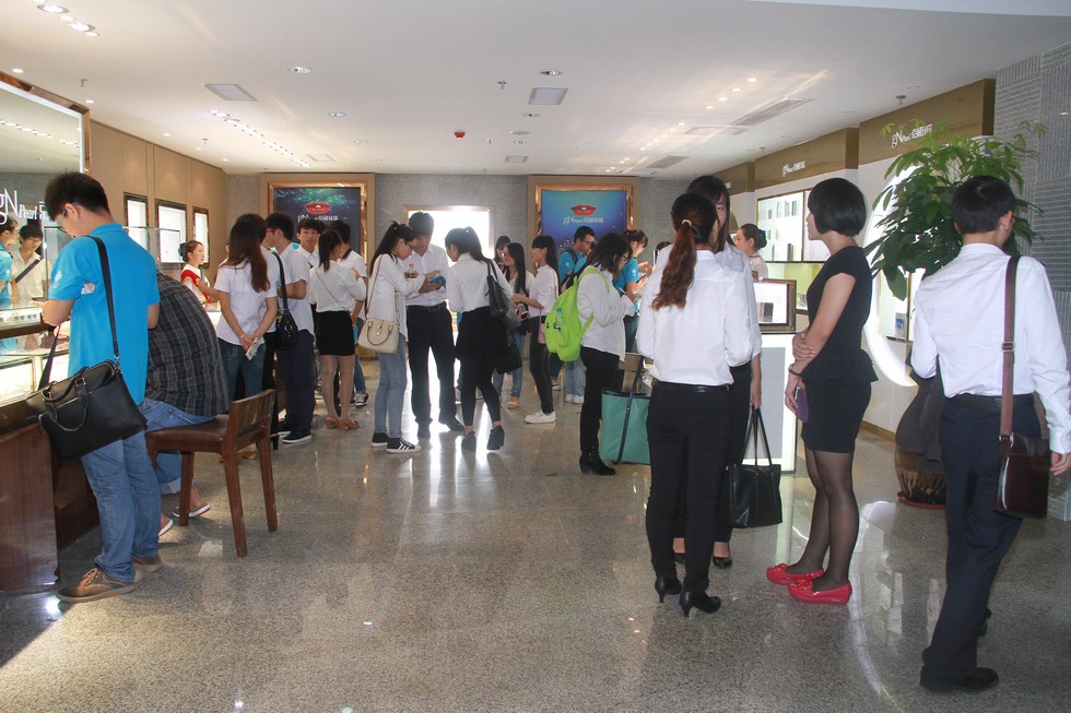 首届大学生市场营销大赛百强选手走进京润珍珠。（周宗贵 摄） (21).jpg