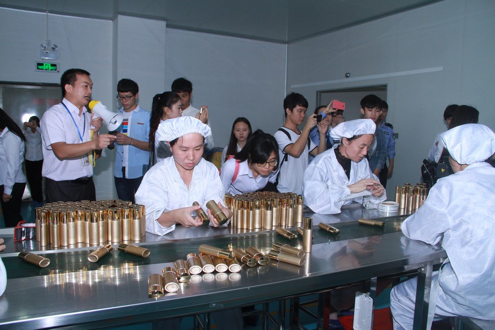 首届大学生市场营销大赛百强选手走进京润珍珠。（周宗贵 摄） (27).jpg
