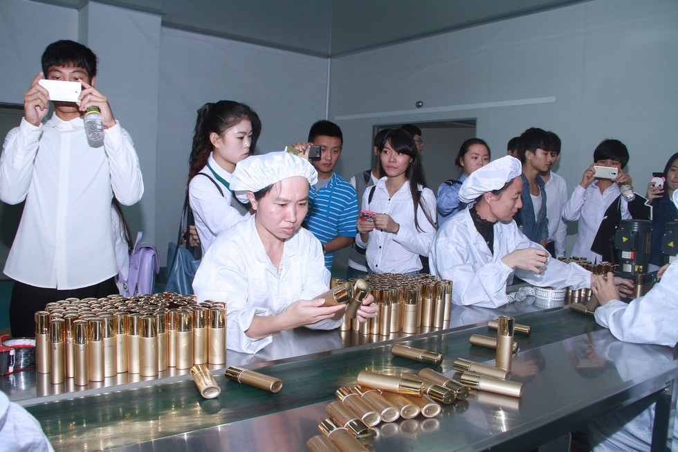 首届大学生市场营销大赛百强选手走进京润珍珠。（周宗贵 摄） (28).jpg