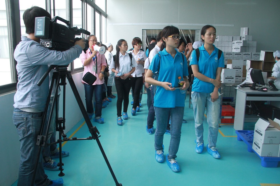 首届大学生市场营销大赛百强选手走进京润珍珠。（周宗贵 摄） (29).jpg