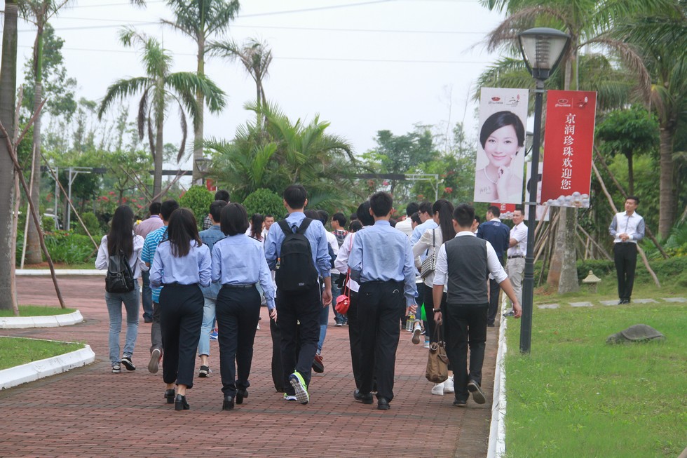 首届大学生市场营销大赛百强选手走进京润珍珠。（周宗贵 摄） (30).jpg