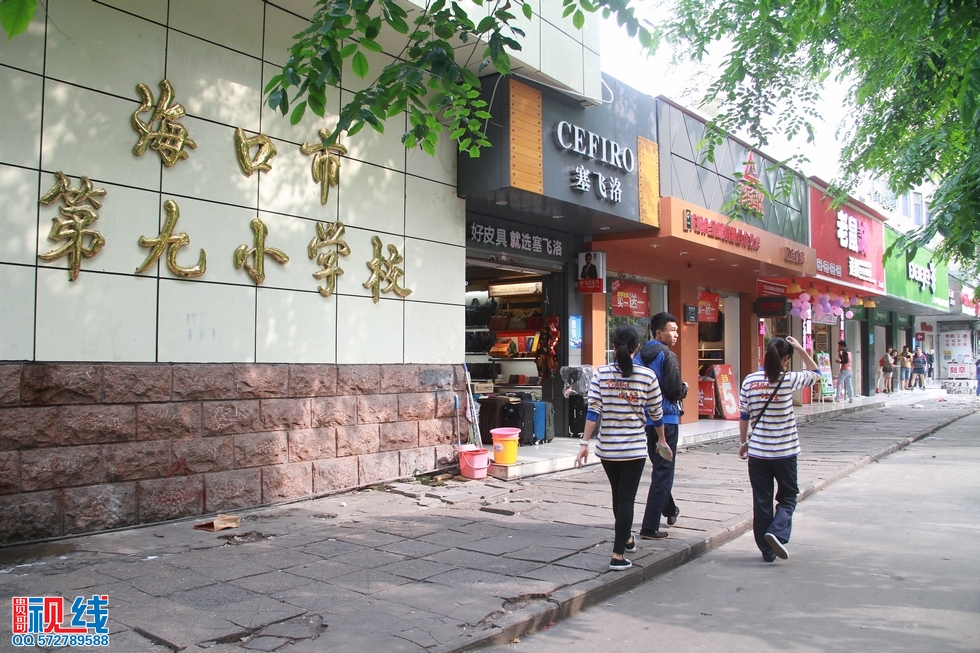 “八哥”质疑铺面招投标不公正   店铺门前撒粪便抗议转租。（周宗贵 摄） (29).jpg