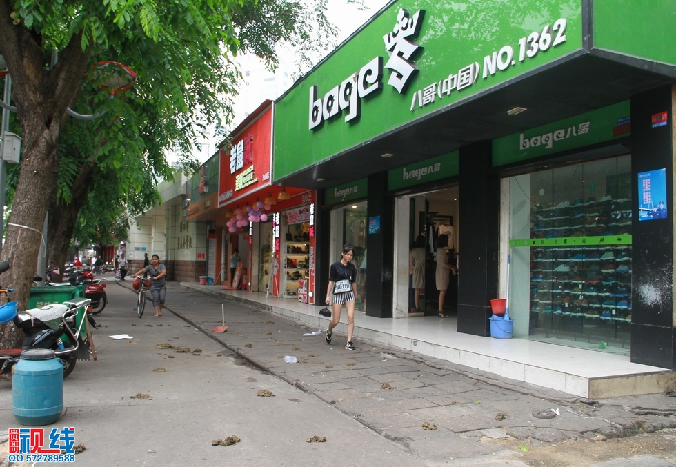 “八哥”质疑铺面招投标不公正   店铺门前撒粪便抗议转租。（周宗贵 摄）.jpg